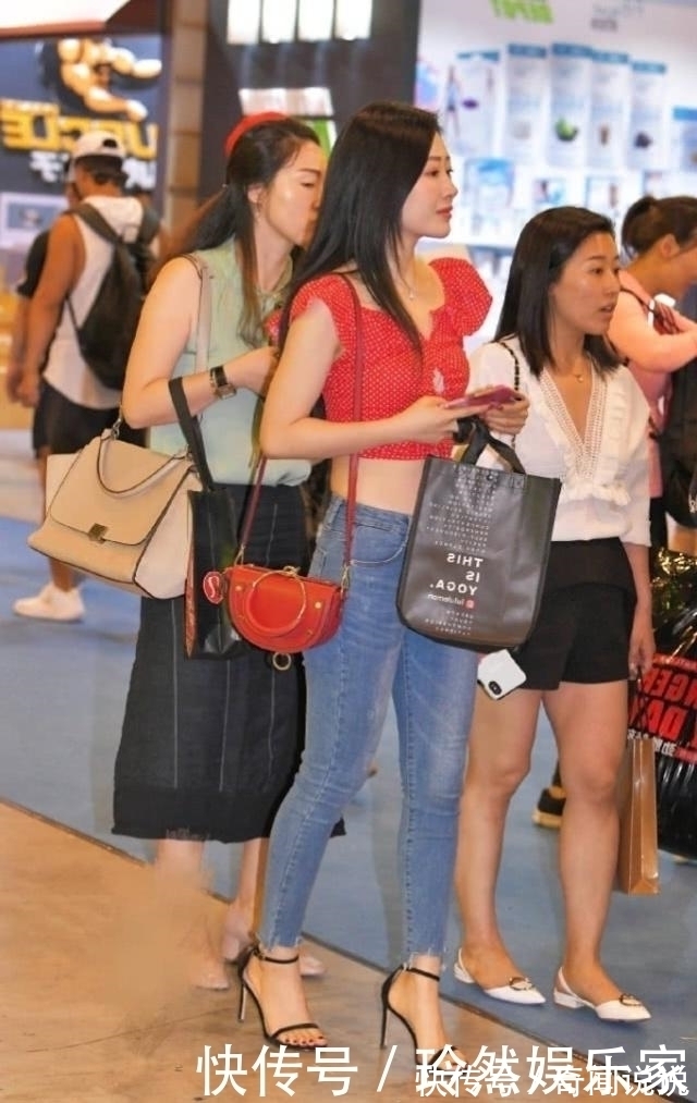 女人味|红色的碎花背心搭配牛仔裤,休闲又不失女人味