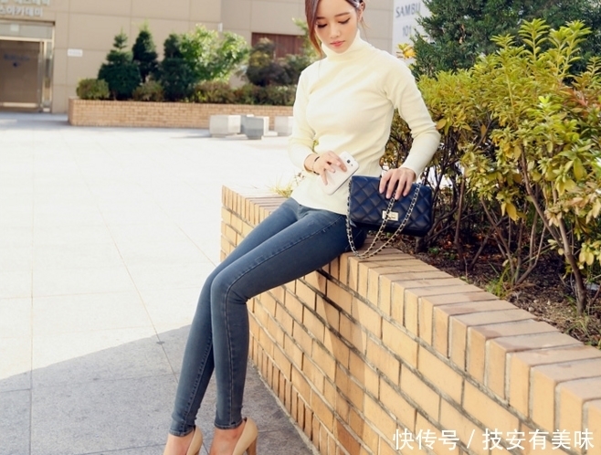 紧身|私房照:穿搭性感紧身牛仔裤的美女,肤白貌美,分外迷人!