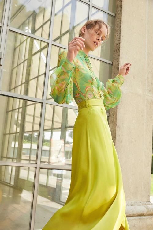 春天的穿搭，如何彰显女性的魅力？单品与颜色搭配缺一不可！