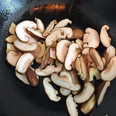 一日三餐|好吃又营养的秋葵炒香菇