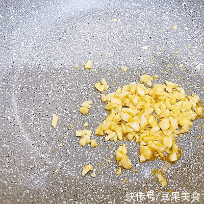 油麦菜|一吃就上瘾的#奈特兰芝士粉挑战赛#清炒蒜蓉油麦菜