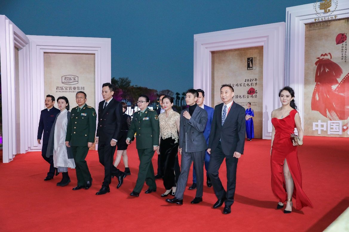 星光閃耀 照亮鷺島！ 明星大咖紛紛登場(chǎng)第34屆中國(guó)金雞百花電影節(jié)閉幕紅毯