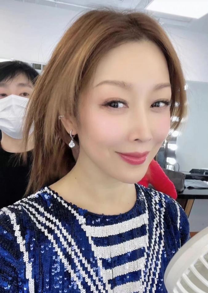 湖南卫视春晚官宣阵容，汇聚了“老中青”三代艺人，何炅独挑大梁