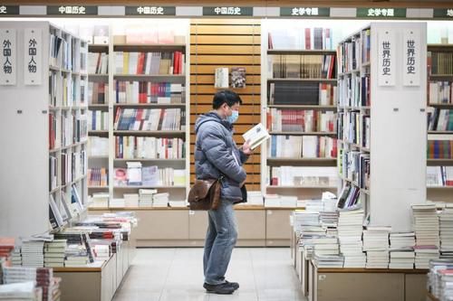 中年|这个春节假期，有些青年在上海书城席地而坐，在书香中度过……