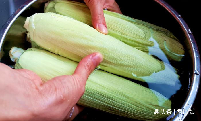 水煮|煮玉米,用清水是“外行”,多加2味,玉米个个软糯香甜,真实用