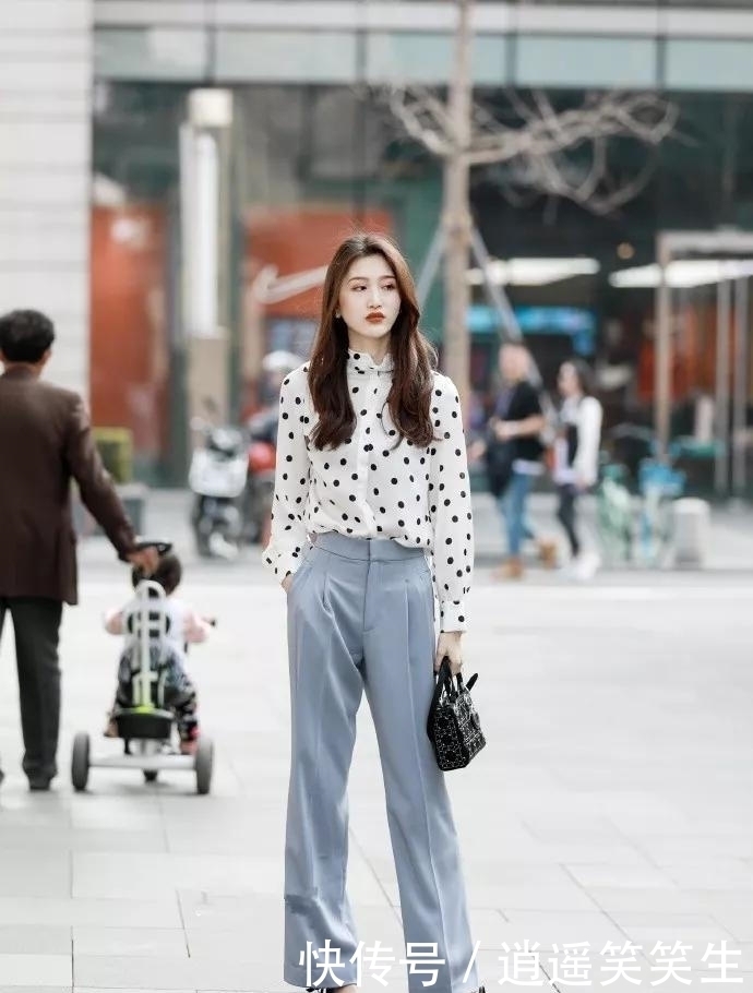 连衣裙|美女脚上穿上一双红白格纹的粗跟鞋,典雅高贵又浪漫十足