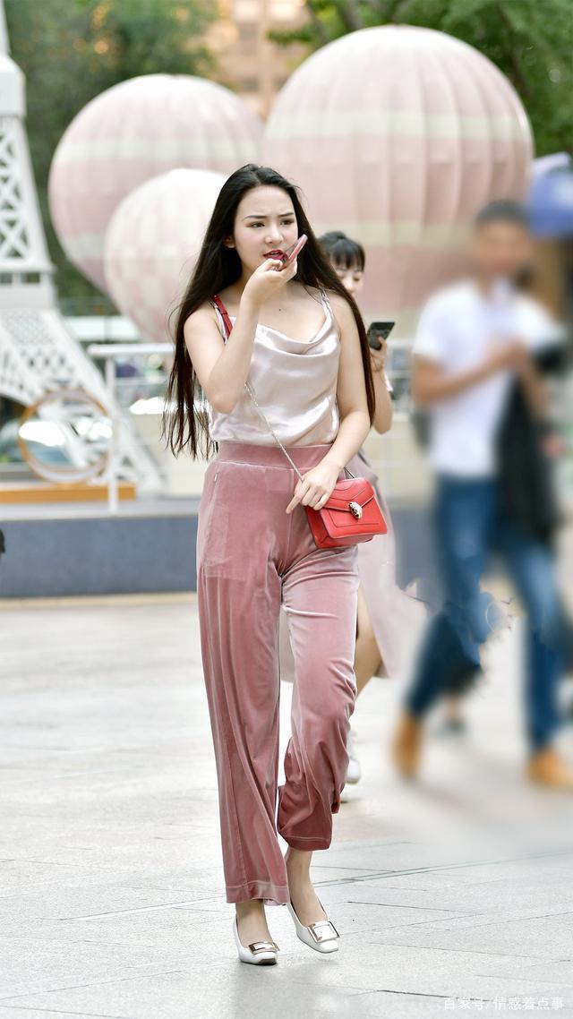 真丝上衣,搭配丝绒直筒裤+方头鞋,时尚优雅又显高级感