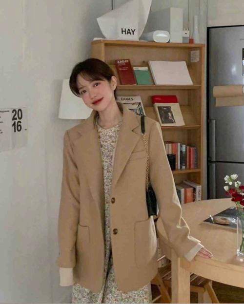 早春就要穿出甜甜的感觉，韩国小姐姐碎花裙配衬衣，温柔又很减龄