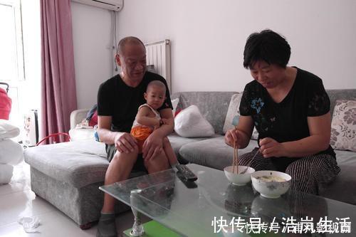 重孙|90岁太奶奶缝被子,小重孙四处捣蛋,网友:老祖宗遇上了小祖宗