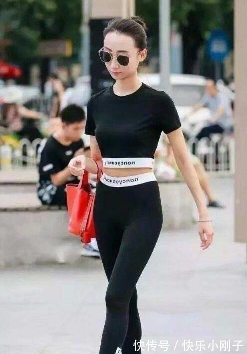 分割线 优雅清爽的打底裤穿搭更有立体感,秀出阳光的气质,帅气随性