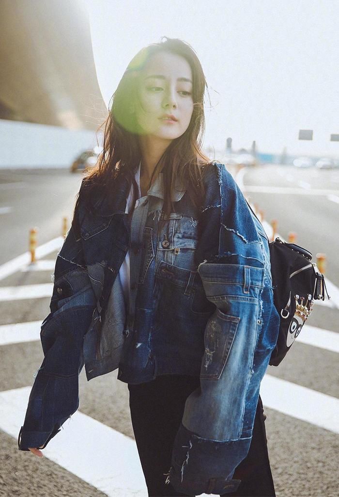 秋冬外套买啥颜色不容易过时？试试这4种“经典色”，高级又显白