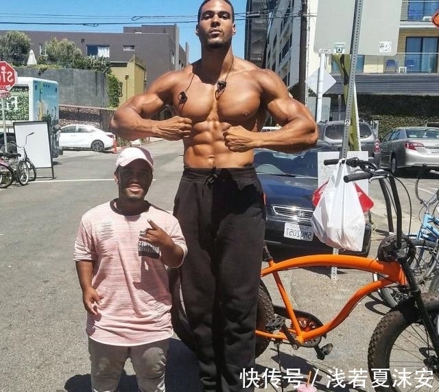 欧美|身高2米的肌肉小伙,长期进行街头健身,能同时扛起3个成年女性