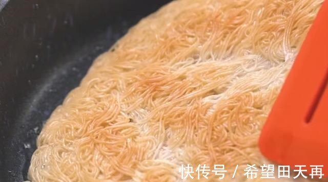面条不一定要煮着吃，做成锅巴同样美味，脆嫩又鲜香，家人都爱吃！