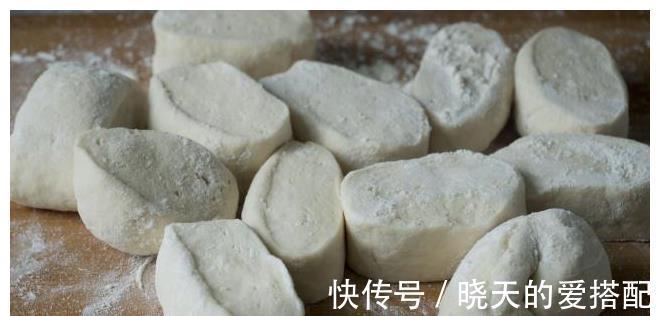 好吃|面粉试试这样做一次，比包子油条好吃百倍，上层肉香底层焦脆