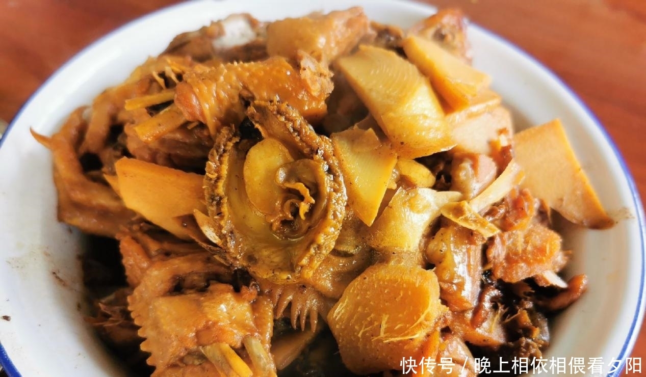 一道家常炖鸡，简单的做法却能带来极致的美味，尤其适合上班族