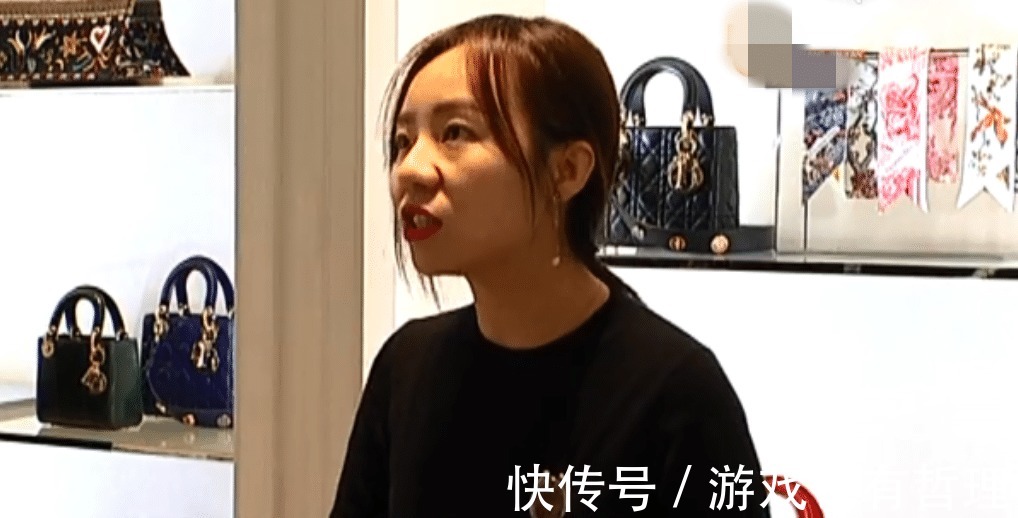 奢侈品|女子3万2买到掉色包, 背了两次金色变银色, 专柜 补偿一瓶香水！