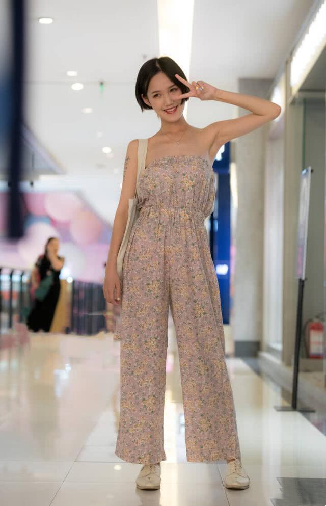 街拍:气质清新的短发美女,碎花阔腿裤很显小清新的风格