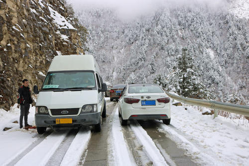 单人单车独闯夹金山 谁说两驱车不能挑战冰雪路