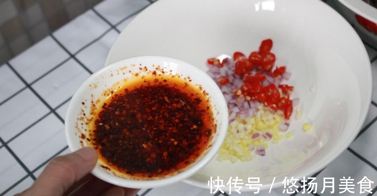 鲜美|花甲营养丰富,味道鲜美,酸辣味好吃到舔手指!