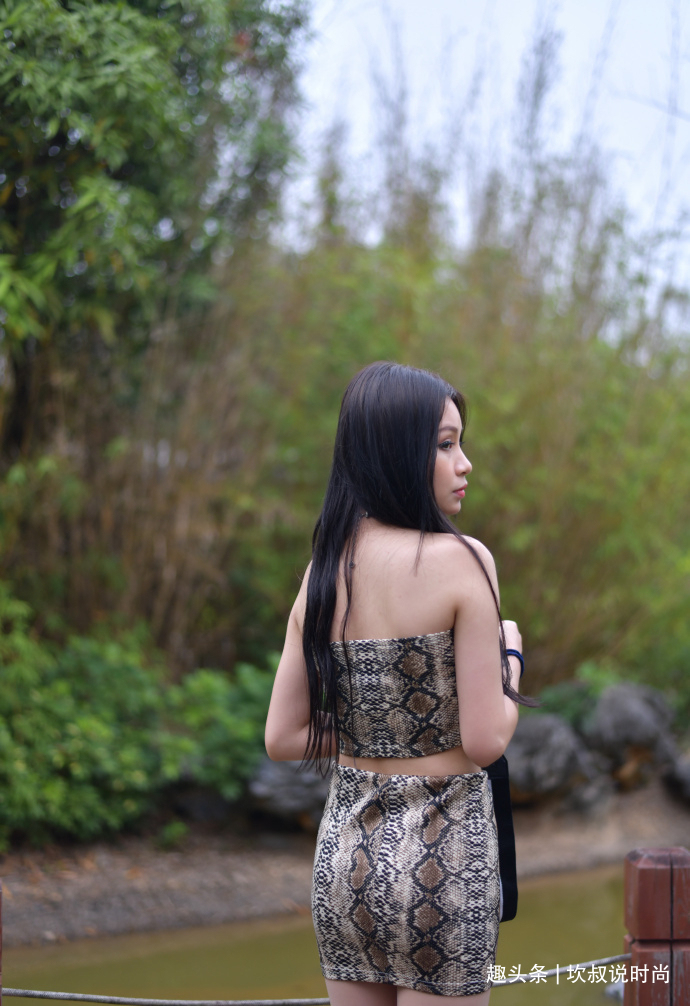 蛇纹|高冷“御姐”的别致穿搭,蛇纹裙搭配“恨天高”,轻松胜人一筹!