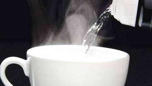 养生|早上起床空腹喝一杯水到底养不养生?提醒要注意4点,你喝对了吗