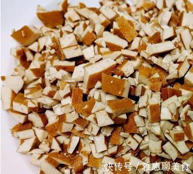 让青菜包子的绿色蔬菜变得绿色和新鲜，而且很香