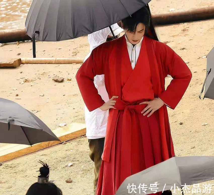 个子|《吉星高照》花城又换新装扮,红外套显个子矮,衣品没有配角高