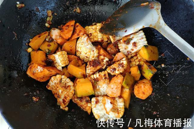 黑虎虾|46岁阿姨一人食午餐,焖一锅饭菜都有了,网友:家里没矿,吃不起