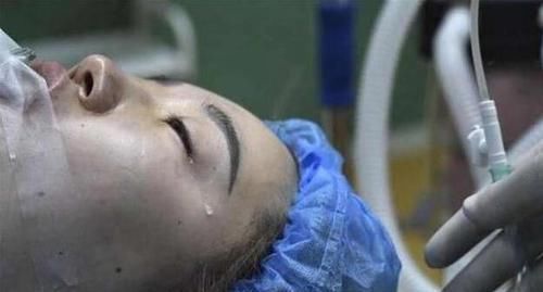 实习|“我真不怕痛!”顺产妈妈的“产后感”:在产房,尊严碎了一地