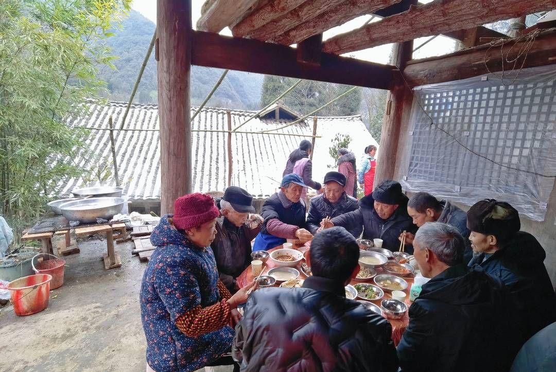 沈荣均|沈荣均：在我的家乡四川洪雅，把“杀年猪”当作年在过丨口述民俗?我的春节记忆