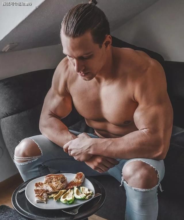胸肌|臂围45cm，二头肌似小山包的猛汉奶爸，还自带肌肉抽筋绝活