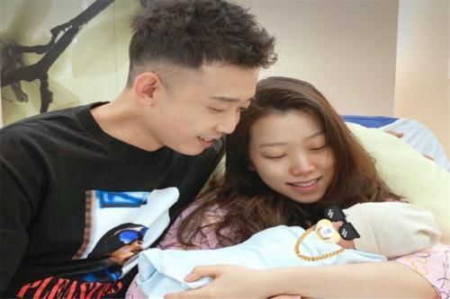 宝妈|一家人因睡觉位置走红,网友:女儿是亲生的,儿子怕是充话费送的