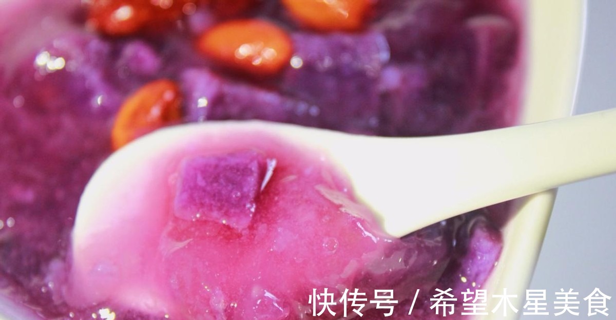 红枣|这是一道银耳羹，加了紫薯后更加香甜，营养更足！