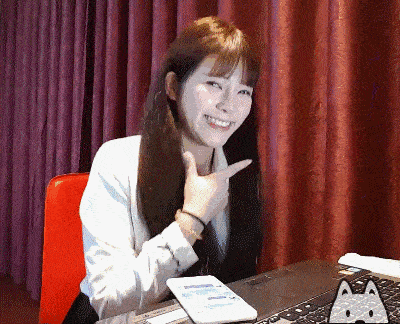 |搞笑GIF：霸气了我的姐 这辈子见过最拉风的走路姿势