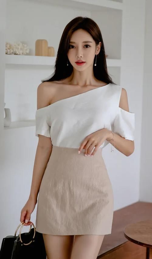 孙允珠，斜肩初露牛奶樱花双色百搭裙