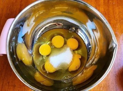 别再用电饭煲做蛋糕了,试试不锈钢盆蒸蛋糕,不分蛋,成功率更高