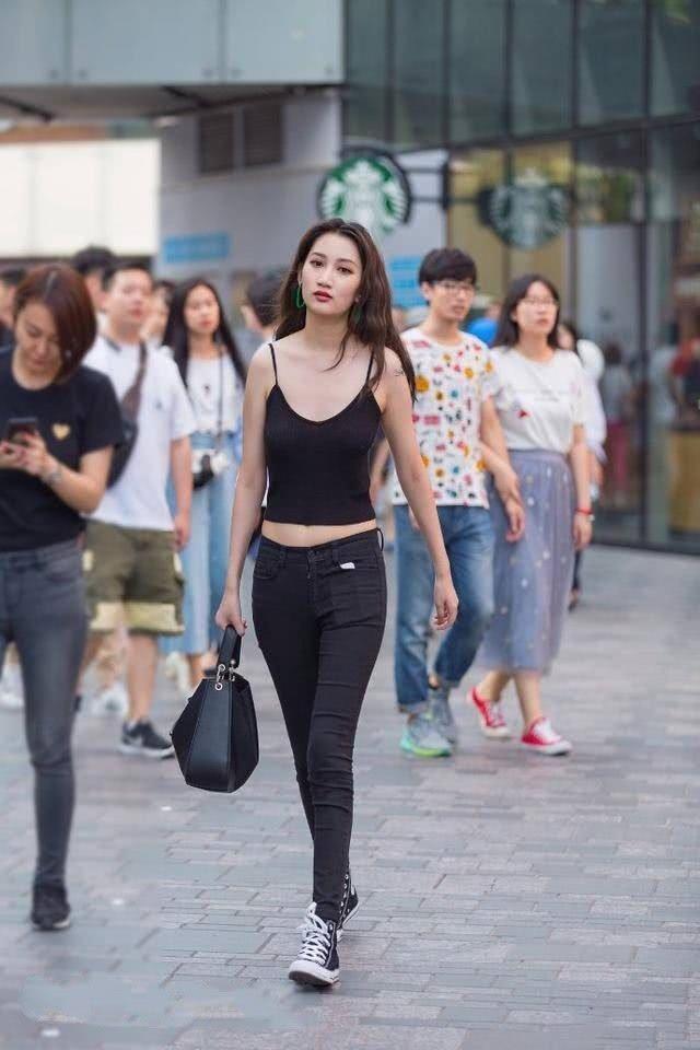 街拍:白色皮毛大衣搭鱼尾裙,身材好穿衣有品,彰显高贵典雅气质