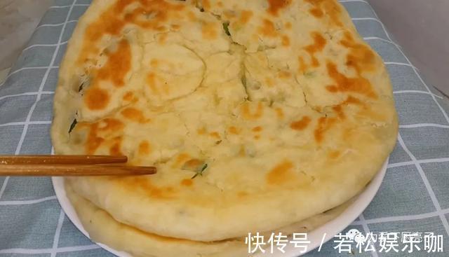 好吃|自制葱油饼的做法,锅里一烙,柔软劲道不油腻,比手抓饼好吃