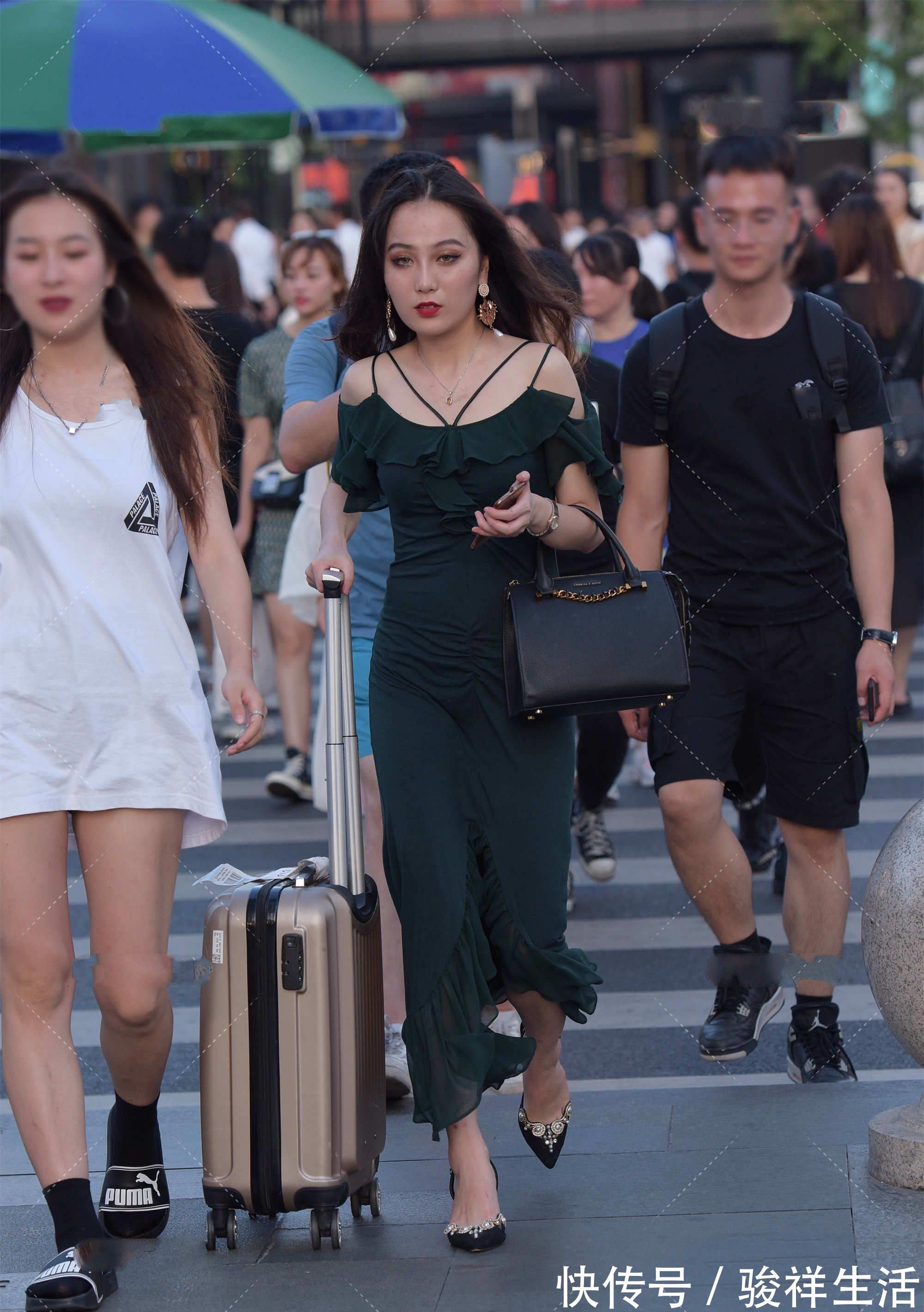 裙子|想要穿出气质风,选择深色连衣裙,气质搭配小技巧分享给你