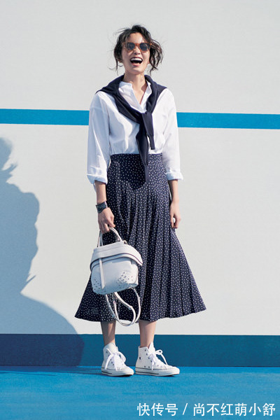 蕾丝 今夏又火了一种新穿搭叫:白色运动鞋+半身裙,既时髦又显年轻