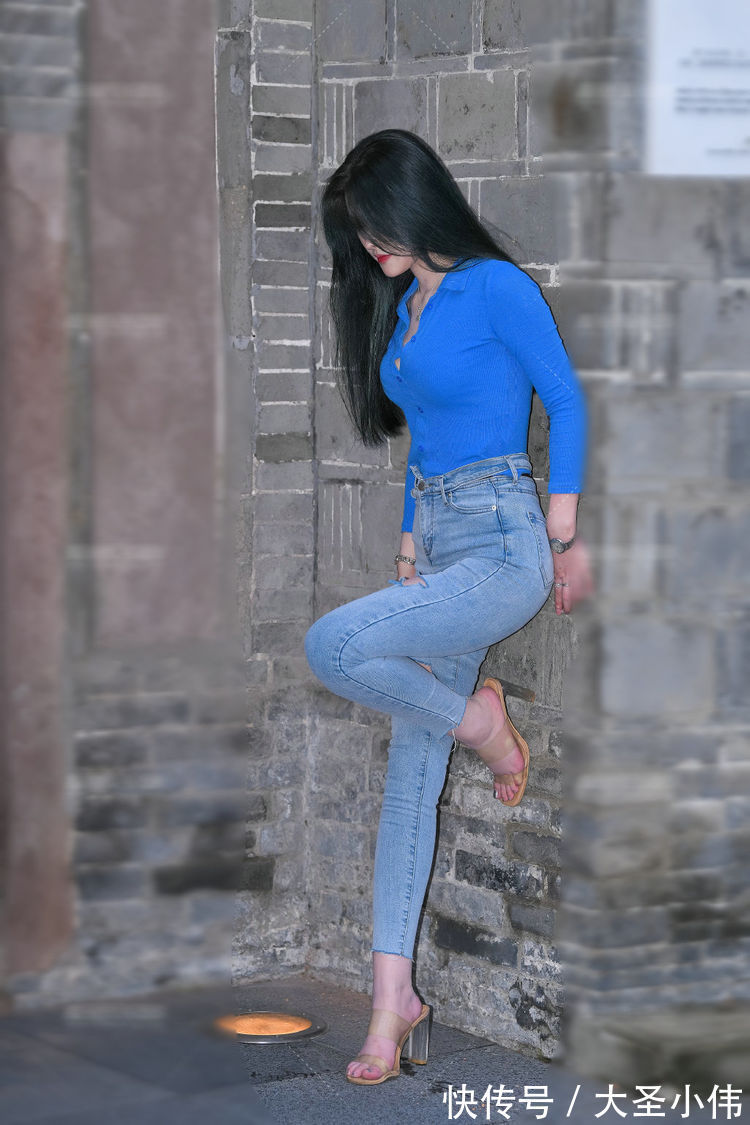 街拍|美女街拍:上衣是潮流的混色条纹,搭配破洞的牛仔裤,穿出了自己的味道