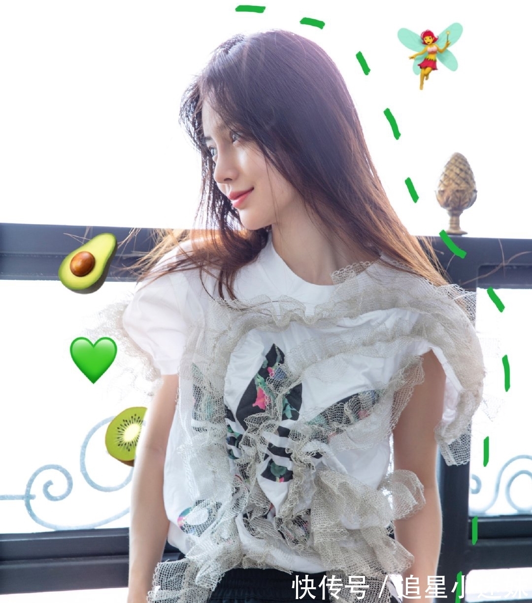 牛仔外套 angelbaby又换发型了?薄纱配运动T,太有创意了!