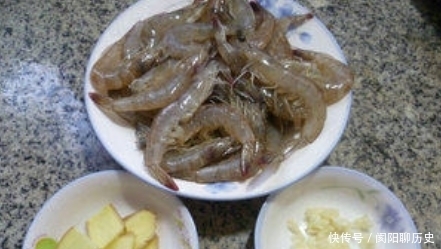 白水煮虾，放食盐还是白醋？大厨：都不对，这样做虾肉鲜嫩无腥味