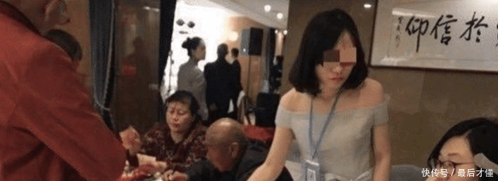 伴娘|难道办婚宴只是为收份子钱婚礼现场伴娘脖子上挂的东西让人心寒！