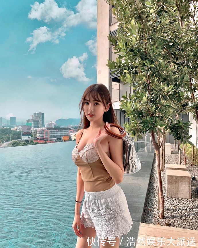 平底运动鞋|美女街拍气质优雅的小姐姐,穿搭紧身裙,尽显曼妙身材!