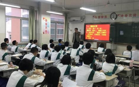 中学班主任“调座位”，看似随意、没章法，但实则满是“心机”