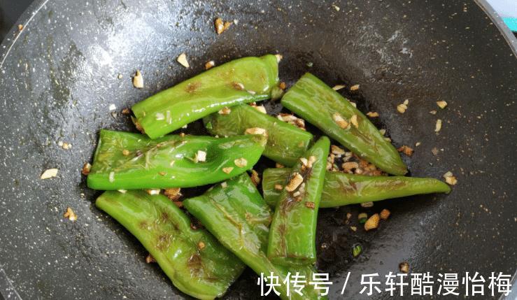 青椒|夏天多吃它,2块钱1斤,维C含量高,简单一炒,美味下饭