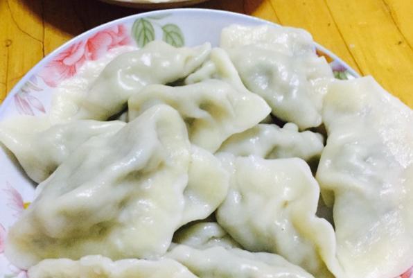 包芹菜饺子，直接拌馅就废了！多做一步，又绿又入味，鲜嫩多汁！