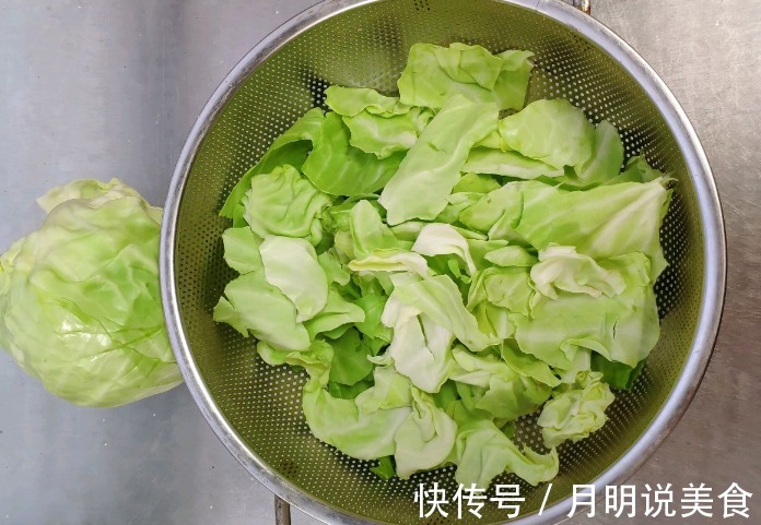 为啥饭店里的手撕包菜又香又脆学会几个技巧,在家也能做得好吃