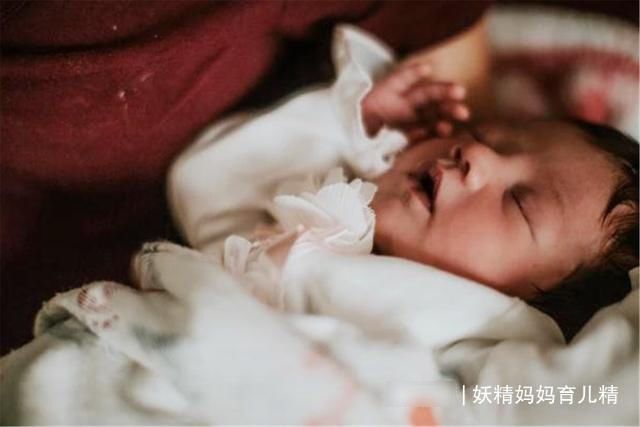 生理性|拍完嗝，宝宝还吐奶？图解2个正确拍嗝姿势，简单实用，看完就会